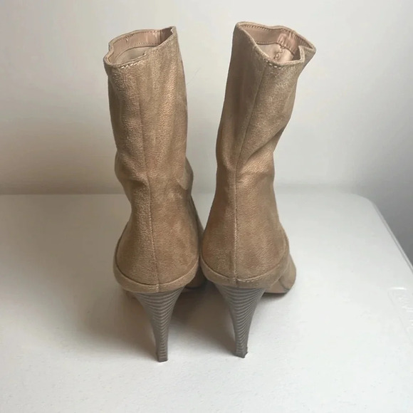 Gorgeous Express Brown Suede Booties - Size 9 - Picture 4 of 8